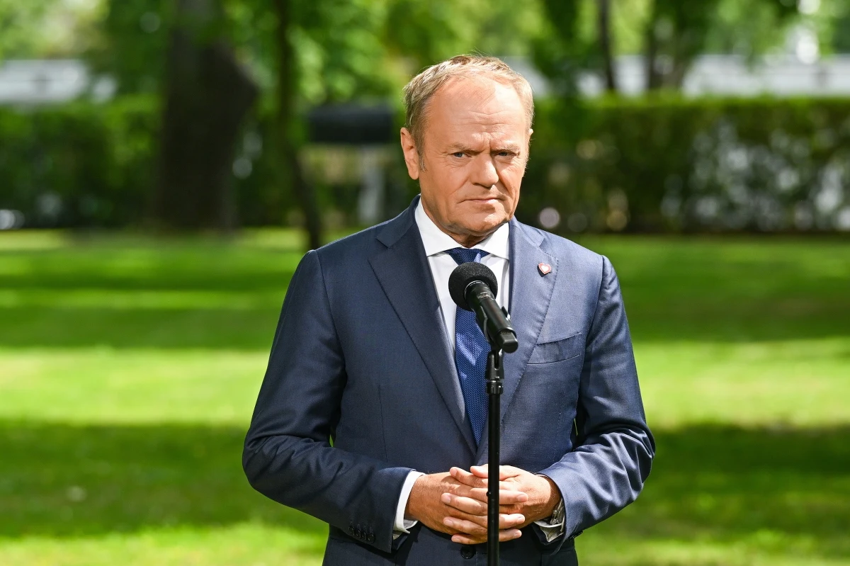 Premier Donald Tusk zabrał głos po środowym posiedzeniu Rady Bezpieczeństwa Narodowego. "Bardzo jasno postawiłem na nim kwestię wiarygodności wyborów prezydenckich. Przekazałem prezydentowi i prezydentowi elektowi, że rozwianie wątpliwości z nimi związanych jest w interesie państwa polskiego. Nikt nie powinien w Polsce kwestionować wyników wyborów prezydenckich" - oświadczył szef rządu. 