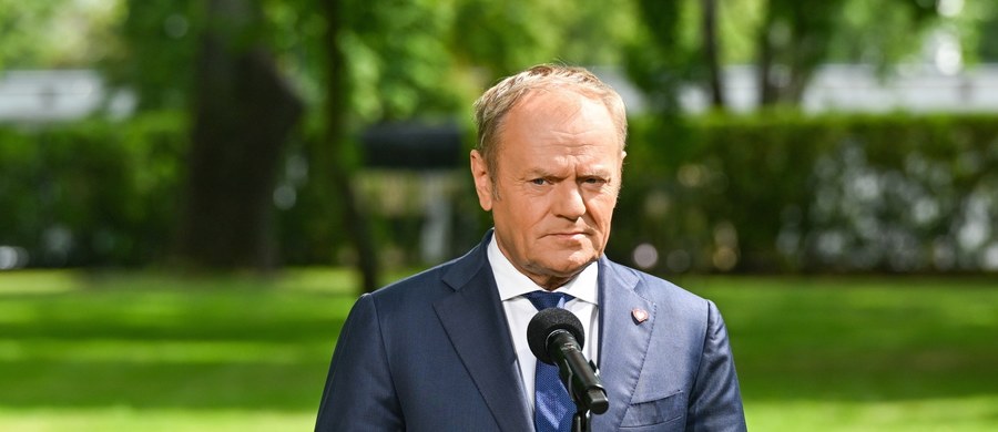 Premier Donald Tusk zabrał głos po środowym posiedzeniu Rady Bezpieczeństwa Narodowego. "Bardzo jasno postawiłem na nim kwestię wiarygodności wyborów prezydenckich. Przekazałem prezydentowi i prezydentowi elektowi, że rozwianie wątpliwości z nimi związanych jest w interesie państwa polskiego. Nikt nie powinien w Polsce kwestionować wyników wyborów prezydenckich" - oświadczył szef rządu. 