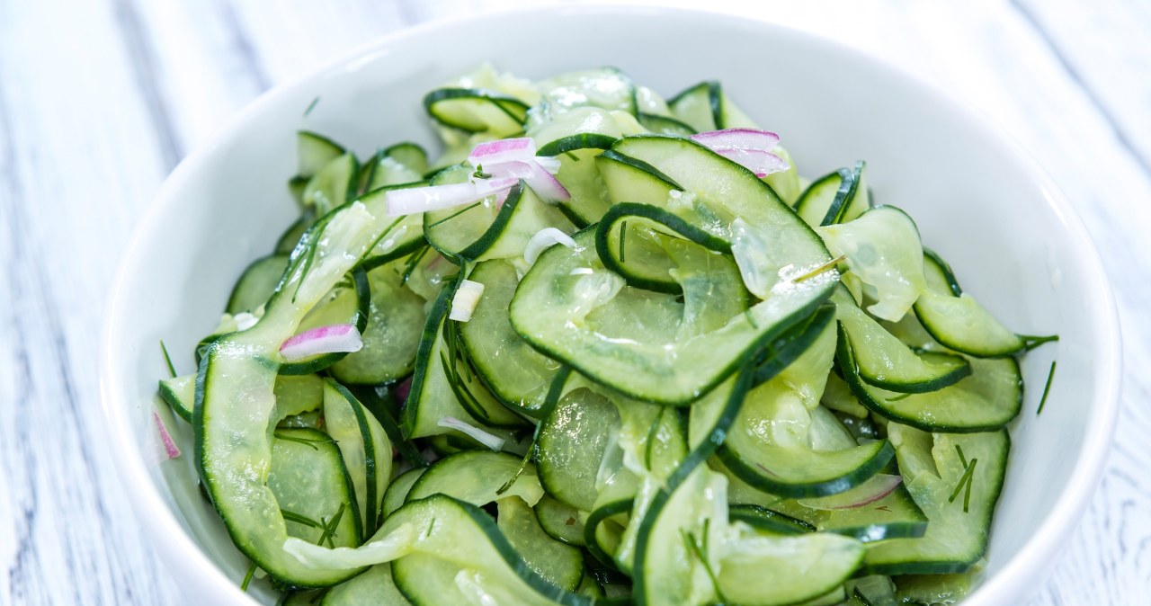 Kroję ogórki i mieszam je z miodem. Prosta sałatka będzie hitem każdego obiadu