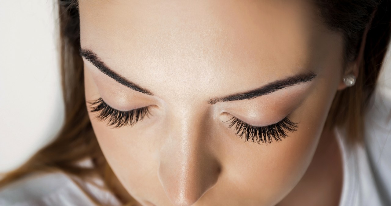 Przedłużanie rzęs i makijaż permanentny nie w tym przypadku. Spróbuj w domu