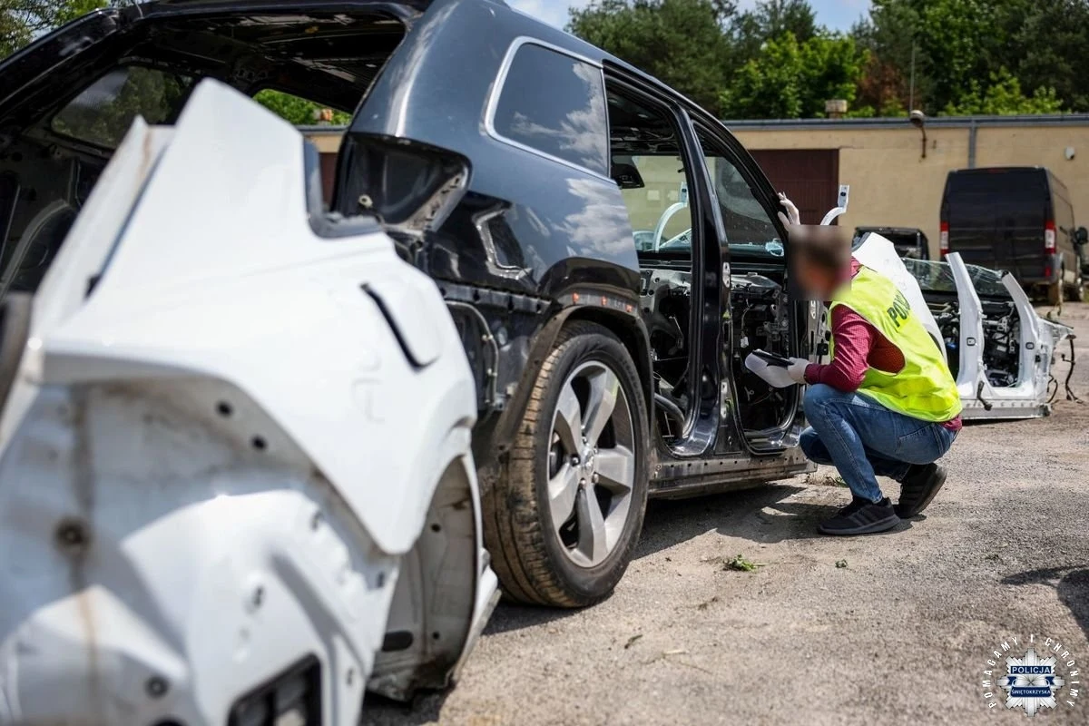 Ponad 8 milionów złotych są warte auta i części samochodowe zabezpieczone przez świętokrzyskich policjantów w czasie akcji na terenie powiatów kieleckiego i buskiego. Trzy osoby zostały zatrzymane. 