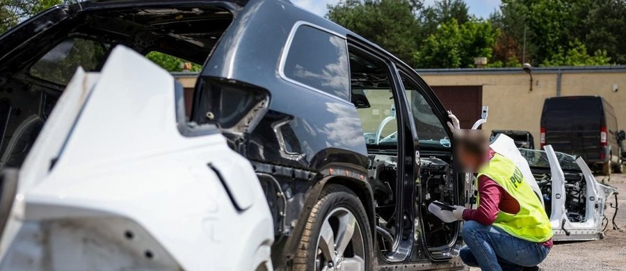 Ponad 8 milionów złotych są warte auta i części samochodowe zabezpieczone przez świętokrzyskich policjantów w czasie akcji na terenie powiatów kieleckiego i buskiego. Trzy osoby zostały zatrzymane. 