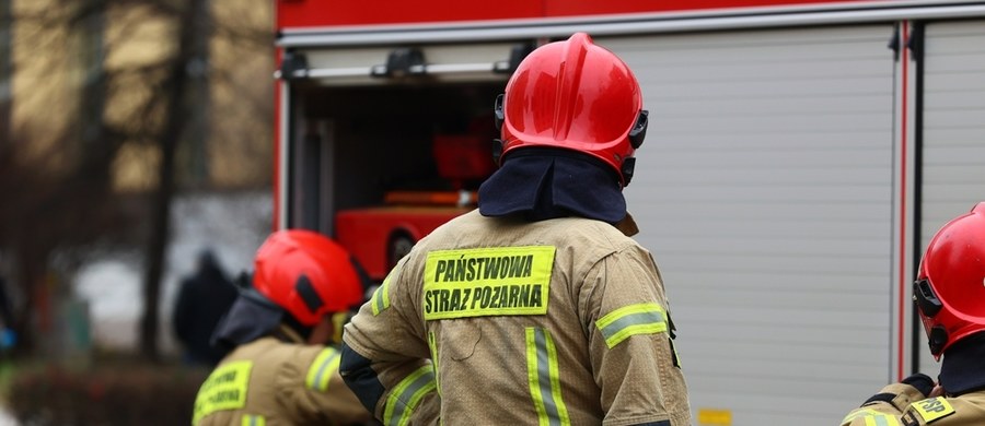 15 zastępów straży pożarnej gasi pożar dachu na remontowanym budynku Instytutu Lotnictwa przy alei Krakowskiej w Warszawie. Ewakuowano ok. 50 osób. Na razie nie ma informacji, by ktokolwiek został poszkodowany. 
