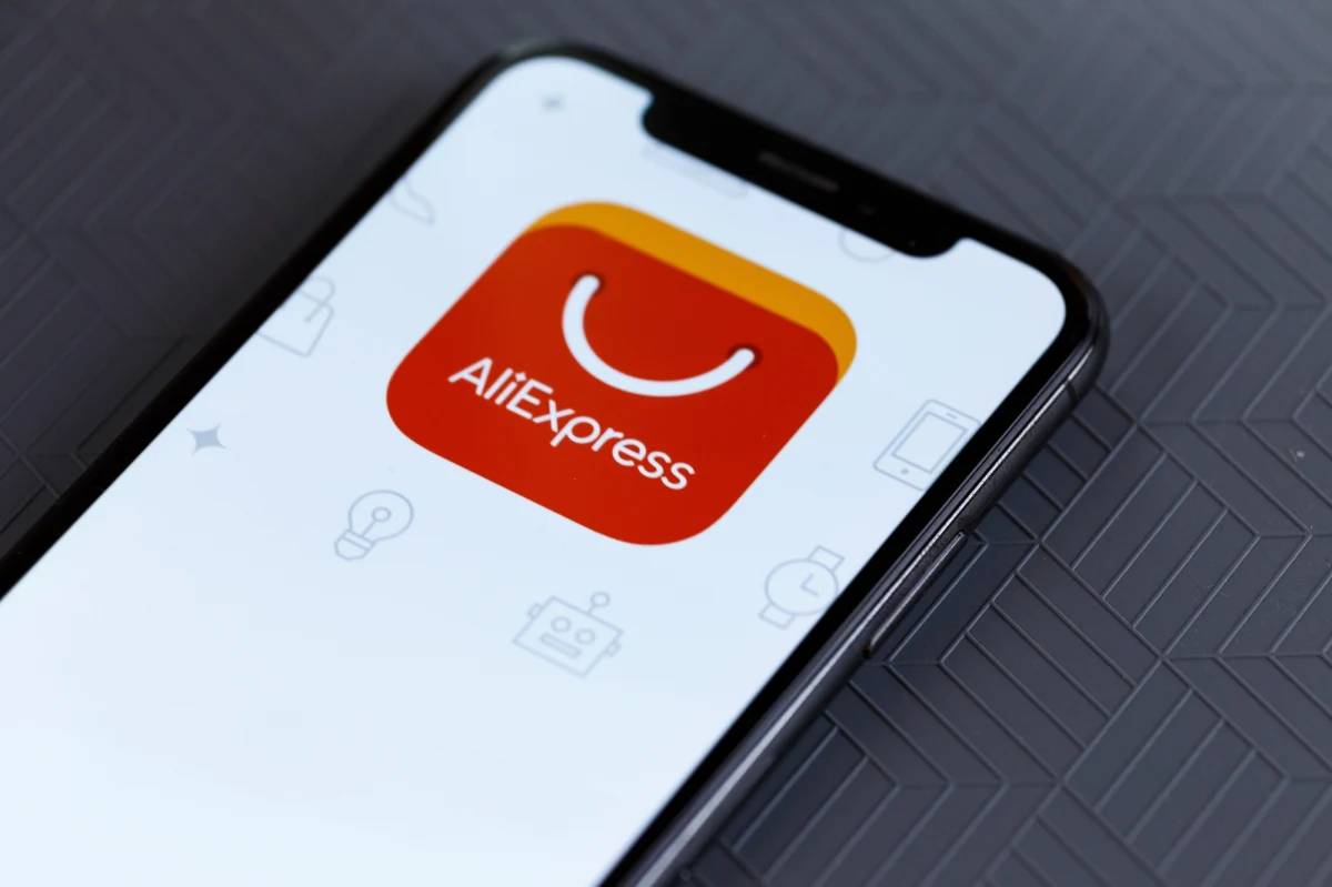 Komisja Europejska (KE) wstępnie ustaliła, że popularna chińska platforma zakupowa AliExpress nie spełnia wymogów nałożonych przez Akt o usługach cyfrowych (DSA). Według KE, platforma nie podjęła wystarczających działań, aby zapobiec sprzedaży nielegalnych produktów, co stawia pod znakiem zapytania jej zgodność z unijnymi regulacjami dotyczącymi bezpieczeństwa i ochrony konsumentów.