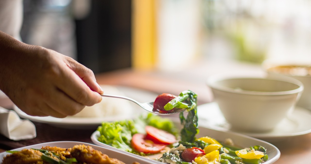 Co powinieneś zjeść najpierw? Eksperci zalecają nową kolejność jedzenia