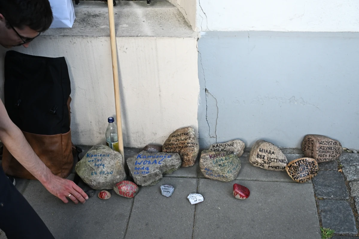 Kamienie z cytatami z Ewangelii ułożyli przed bramą budynku Nuncjatury Apostolskiej w Warszawie uczestnicy środowego protestu. Był on wyrazem niezadowolenia z decyzji Episkopatu ws. komisji niezależnych ekspertów do zbadania zjawiska wykorzystywania seksualnego w Kościele. 