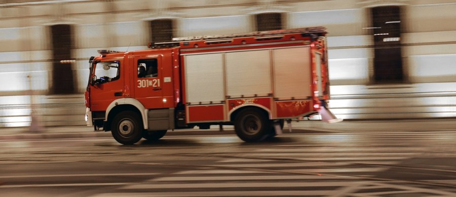 Strażacy ugasili w środę wieczorem pożar bloku przy ul. Popiełuszki w Rzeszowie. Wśród poszkodowanych są dzieci. Ewakuowano ok. 250 osób.