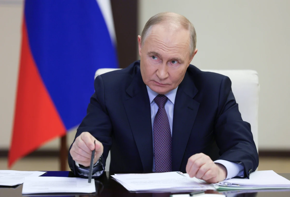 "Jestem w kontakcie z prezydentem USA Donaldem Trumpem i władzami Izraela w sprawie konfliktu z Iranem" - powiedział w nocy ze środy na czwartek prezydent Rosji Władimir Putin. Dodał, że przekazał już obu stronom swoje propozycje na temat zakończenia walk i jest skłonny pomóc w negocjowaniu pokoju.