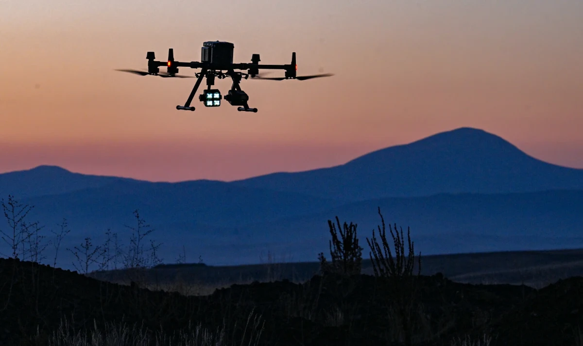 Granicząca m.in. z Iranem, Irakiem i Syrią Turcja wzmacnia stan gotowości na swojej wschodniej granicy, co ma rzecz jasna związek z wymianą ognia na linii Izrael-Iran. Już w środę prezydent tego kraju Recep Tayyip Erdogan zapewniał, że władze podjęły wszelkie środki, które mają uchronić Turcję przed potencjalnym oddziaływaniem konfliktu zbrojnego. Przy okazji w niewybrednych słowach wypowiedział się nt. Izraela i premiera tego kraju, Benjamina Netanjahu.