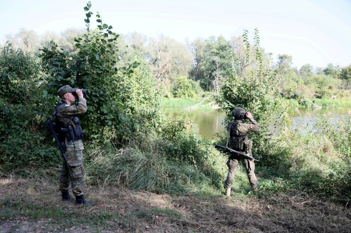 Prokuraturze udało się ustalić tożsamość migranta, którego zwłoki znaleziono w kwietniu w rzece Bug przy granicy z Białorusią. W czwartek poinformowano, że to 26-latek z Erytrei. Przyczyną jego zgonu było utonięcie. "Trwa ustalanie personaliów pozostałych pięciu osób" - przekazali śledczy.