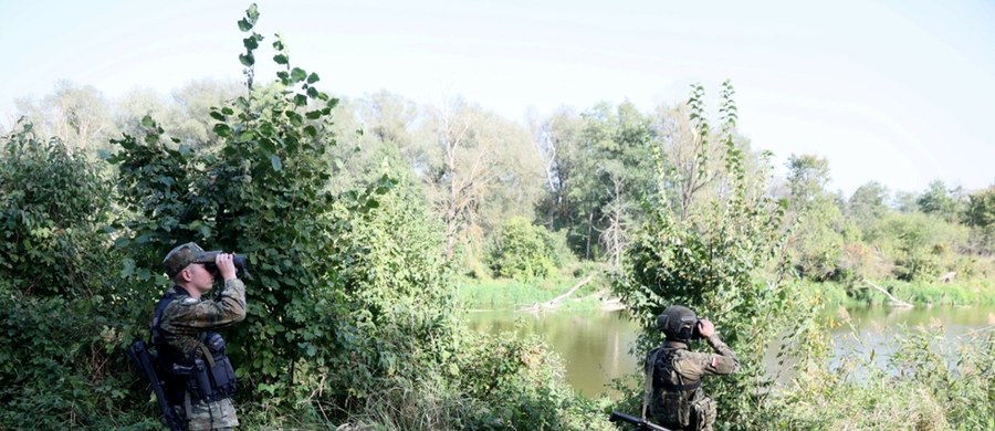 Prokuraturze udało się ustalić tożsamość migranta, którego zwłoki znaleziono w kwietniu w rzece Bug przy granicy z Białorusią. W czwartek poinformowano, że to 26-latek z Erytrei. Przyczyną jego zgonu było utonięcie. "Trwa ustalanie personaliów pozostałych pięciu osób" - przekazali śledczy.