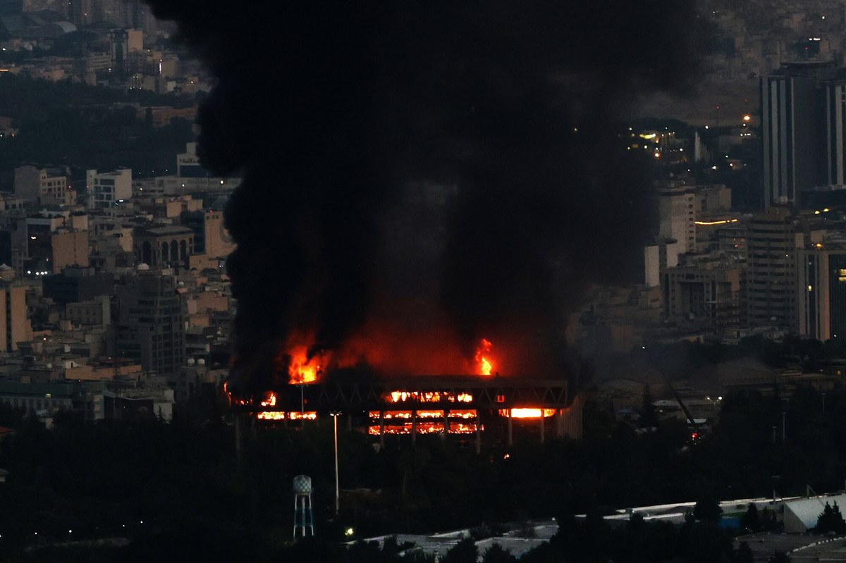 W czwartek rano w Warszawie wylądował rejsowy samolot z 13 Polakami ewakuowanymi z Iranu w związku z eskalacją konfliktu na linii Izrael-Iran. Wylecieli z Baku, stolicy Azerbejdżanu. Jak mówili zaraz po wylądowaniu, sytuacja na miejscu jest bardzo trudna. Brakuje paliwa, są częste przerwy w dostawie prądu, połączenie internetowe jest spowalniane. "Jest przerażająco, jest bardzo źle (...). Benzyna jest wydawana po 10, 20 litrów i to jest problem, bo ludzie nie mogą daleko wyjechać. Na szczęście kontakt z ambasadą był wzorowy. Telefony działały, to plus" - powiedziała jedna z Polek, iranistka, zaraz po przylocie.