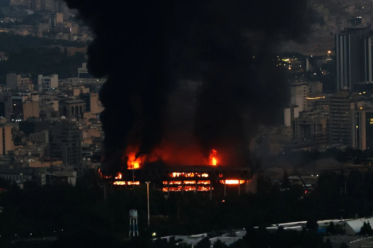 W czwartek rano w Warszawie wylądował rejsowy samolot z 13 Polakami ewakuowanymi z Iranu w związku z eskalacją konfliktu na linii Izrael-Iran. Wylecieli z Baku, stolicy Azerbejdżanu. Jak mówili zaraz po wylądowaniu, sytuacja na miejscu jest bardzo trudna. Brakuje paliwa, są częste przerwy w dostawie prądu, połączenie internetowe jest spowalniane. "Jest przerażająco, jest bardzo źle (...). Benzyna jest wydawana po 10, 20 litrów i to jest problem, bo ludzie nie mogą daleko wyjechać. Na szczęście kontakt z ambasadą był wzorowy. Telefony działały, to plus" - powiedziała jedna z Polek, iranistka, zaraz po przylocie.