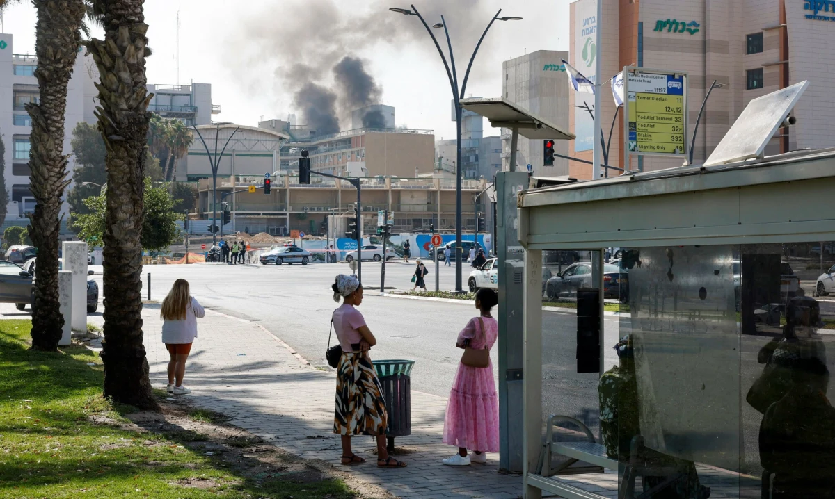 W czwartek rano siły irańskie przeprowadziły zmasowany atak rakietowy na Izrael. Teheran podał, że celem były obiekty należące do izraelskiej armii i wywiadu wojskowego, w tym placówka wywiadowcza znajdująca się przy szpitalu Soroka w Beer Szewie. Irańskie uderzenie było potężne, co widać nie tylko na nagraniach, ale co przyznały nawet izraelskie media, informując, że był to silniejszy ostrzał niż poprzednie salwy rakiet.