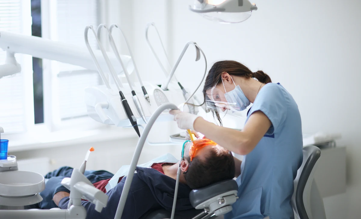 Czeskie media rozpisują się o sprawie trzech osób, które przez dwa lata prowadziły nielegalny gabinet stomatologiczny. Jeden z oszustów, 22-letni mężczyzna - bez uprawnień stomatologa - potrzebne do zabiegów informacje wyszukiwał w sieci. Okazuje się jednak, że wielu pacjentów było zadowolonych z oferowanych usług.