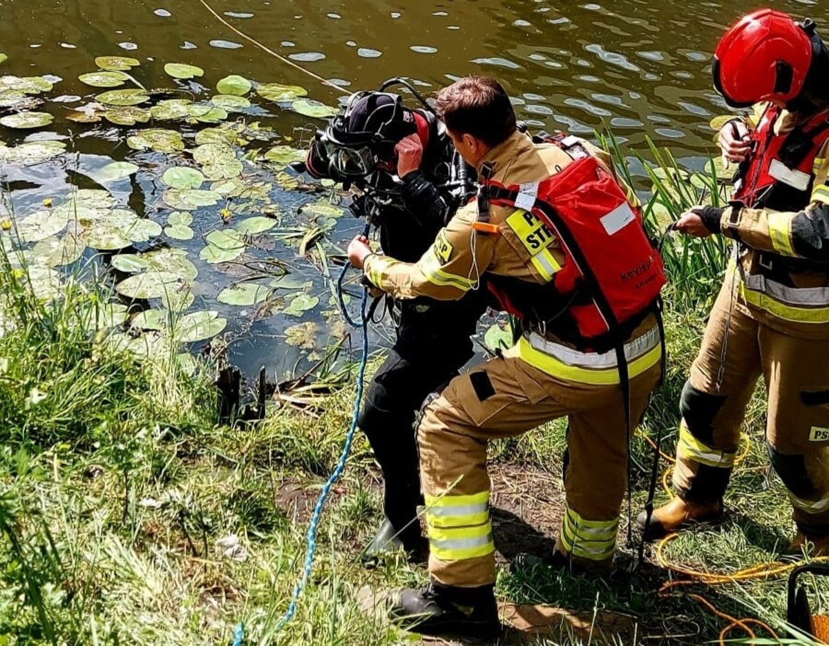 51-letni mężczyzna utonął w czwartek w rzece Elbląg w Warmińsko-Mazurskiem. Pomimo resuscytacji, którą szybko po wydobyciu go z wody podjął zespół ratownictwa medycznego, mężczyzna nie odzyskał funkcji życiowych.