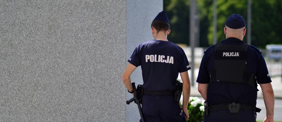 W trakcie bójki trzech mężczyzna przy ul. Dworcowej w Poznaniu jeden z nich użył noża. Dwie osoby zostały ranne. Policjanci od razu zatrzymali 41-letniego napastnika, a po analizie materiałów także dwóch pozostałych uczestników zdarzenia.