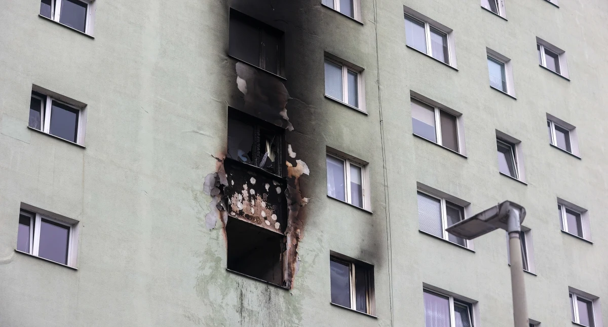 Nie żyje 14-latka ranna w pożarze wieżowca przy ulicy Popiełuszki w Rzeszowie. Tę tragiczną informację potwierdziła RMF FM w czwartkowy poranek policja. Ogień w mieszkaniu na czwartym piętrze 12-piętrowego budynku pojawił się w środę wieczorem. W sumie do szpitala trafiło osiem osób. Konieczna też była ewakuacja.