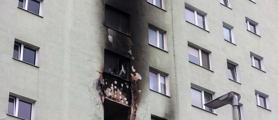 Nie żyje 14-latka ranna w pożarze wieżowca przy ulicy Popiełuszki w Rzeszowie. Tę tragiczną informację potwierdziła RMF FM w czwartkowy poranek policja. Ogień w mieszkaniu na czwartym piętrze 12-piętrowego budynku pojawił się w środę wieczorem. W sumie do szpitala trafiło osiem osób. Konieczna też była ewakuacja.