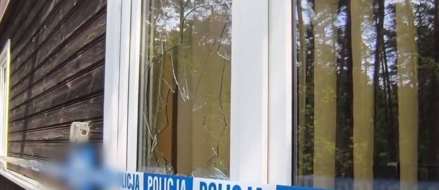 Do otwockich policjantów trafiło nagranie z "zabawy" grupy nastolatków, którzy bez przyczyny zdemolowali opuszczony dom jednorodzinny w Celestynowie w województwie mazowieckim. Najmłodszy z nich miał 12, a najstarszy 14 lat. W sumie było ich 7. "Zniszczyli wszystkie meble i sprzęt kuchenny. Na końcu nagrali, jak wyrzucają z pierwszego piętra telewizor. Teraz będą musieli ponieść odpowiedzialność za swoje czyny" - informuje policja w Otwocku.