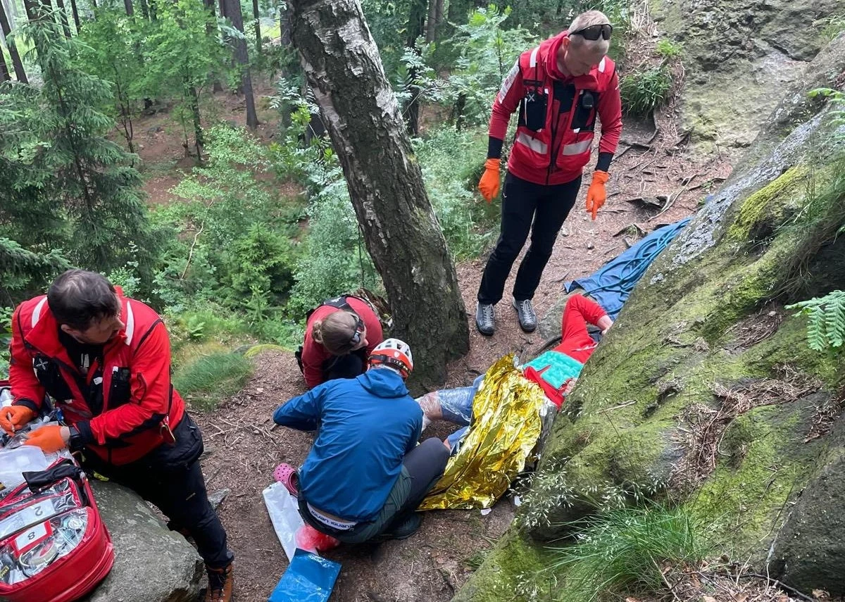W czwartek doszło do groźnego wypadku podczas wspinaczki w rejonie Krzywej Turni w Górach Sokolich na Dolnym Śląsku. Mężczyzna spadł z wysokości czterech metrów, doznał licznych obrażeń.