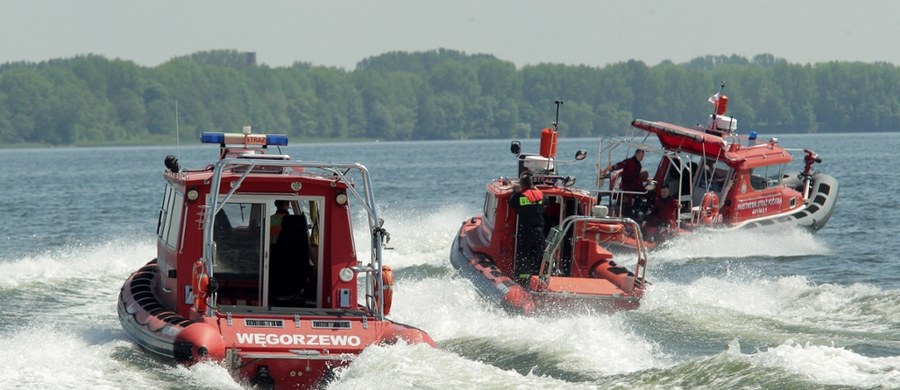 W długi weekend czerwcowy na Mazurach wypoczywa wiele osób. W czwartek nad jeziorami wiał silny wiatr. "Część żeglarzy sobie z nim nie poradziła" - taką informację przekazało Mazurskie Ochotnicze Pogotowie Ratunkowe. Ratownicy pomagali załogom jachtów i houseboatów, które trzeba było wydobyć z mielizn i odholować do portów. Ratownicy holowali też do brzegu wędkarzy, którzy w łodzi wiosłowej wypłynęli na jezioro Łuknajno.
