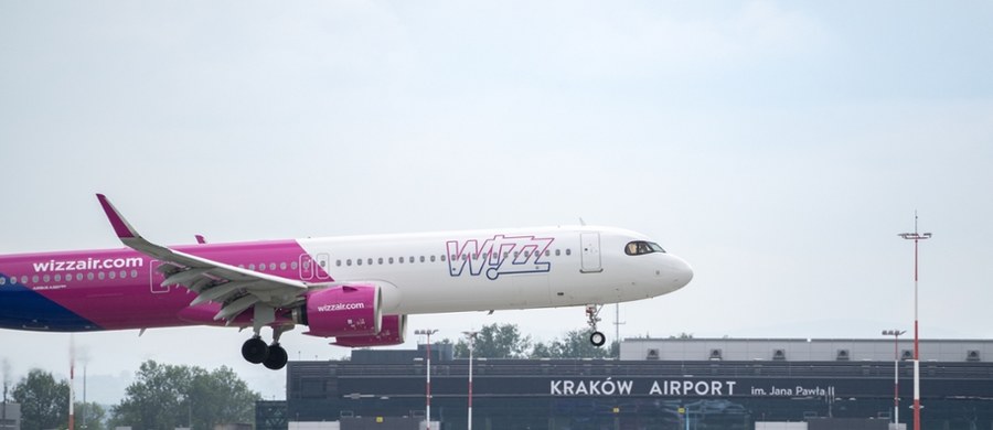 ​W związku z eskalacją konfliktu między Izraelem a Iranem linia Wizz Air zawiesi loty na trasie z Krakowa do Abu Zabi - stolicy Zjednoczonych Emiratów Arabskich. Nastąpi to z końcem lipca. Podróżni, którzy już dokonali rezerwacji, mogą wystąpić o zwrot kosztów biletu lub zmianę terminu. Decyzja ta może mieć wpływ na ruch turystyczny w Zakopanem w czasie wakacji. Tamtejsi hotelarze i restauratorzy liczyli na przyjazd wielu turystów z krajów arabskich. 