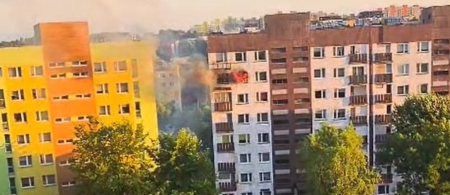 W czwartkowy wieczór wybuchł pożar w bloku przy ul. Białostockiej w Sosnowcu (woj. śląskie). W ogniu stanęło mieszkanie na szóstym piętrze. Na szczęście nikt nie został ranny, mieszkańcy budynku ewakuowali się jeszcze przed przyjazdem straży pożarnej. Informację o pożarze otrzymaliśmy na Gorącą Linie RMF FM.