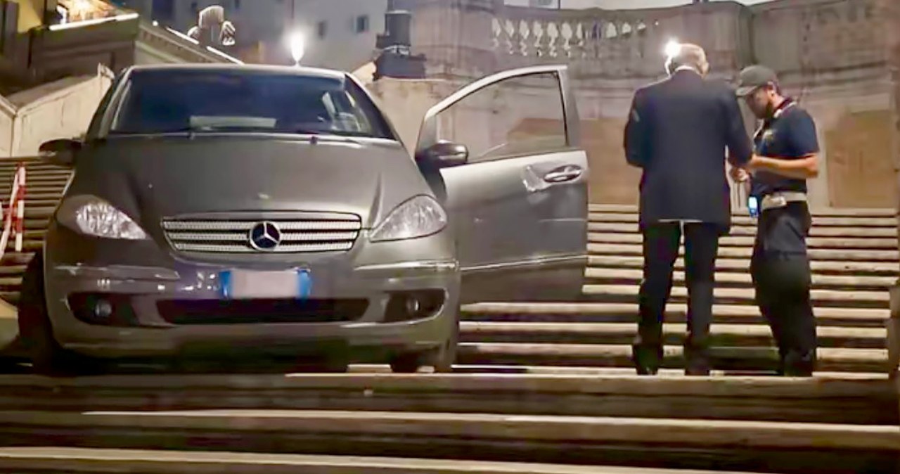 80-latek utknął Mercedesem na zabytkowych schodach. Potrzebny był dźwig