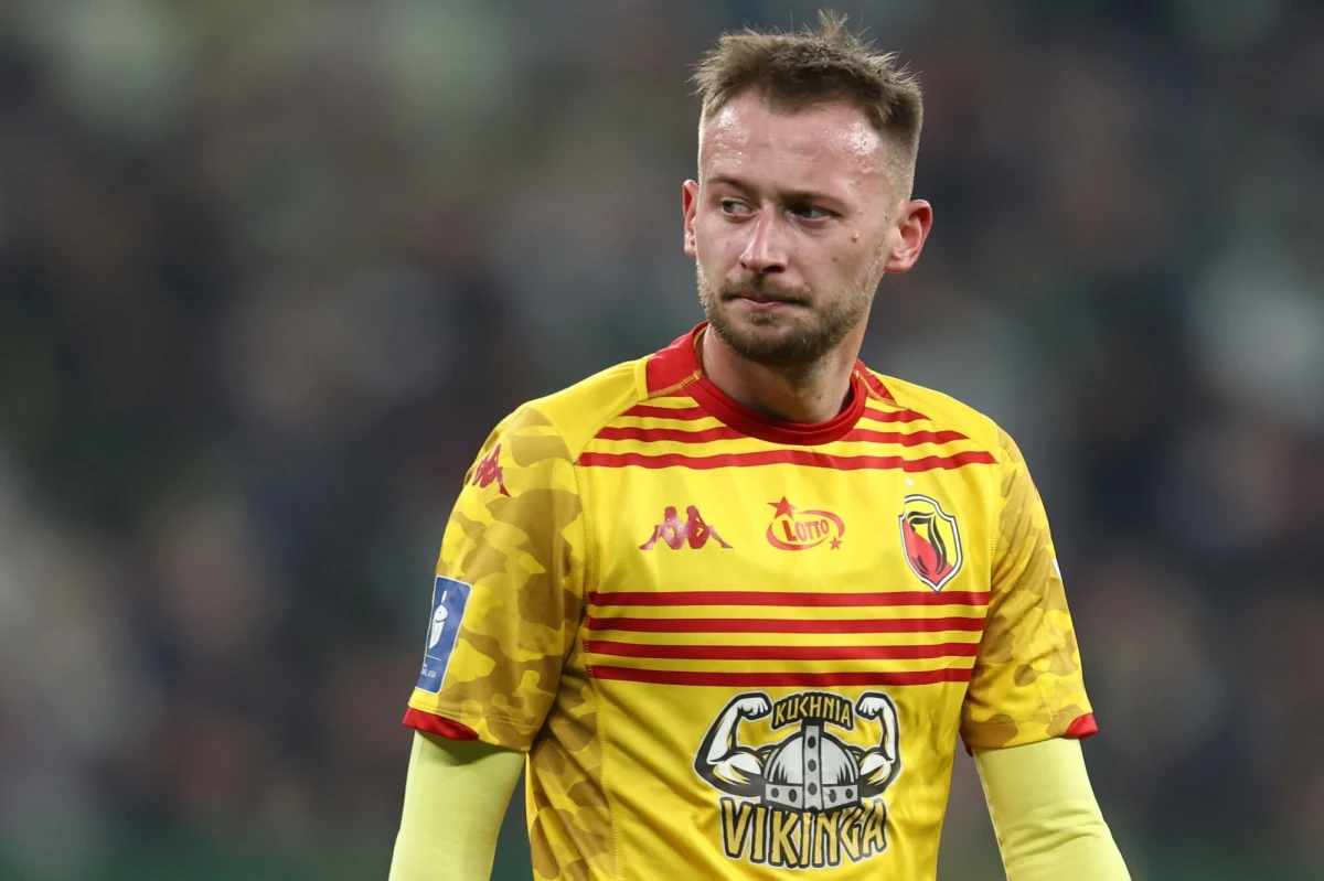 W ubiegłym sezonie był bardzo ważnym zawodnikiem świetnie grającej w Lidze Konferencji i Ekstraklasie Jagiellonii Białystok. Sezon wcześniej wywalczył z klubem z Podlasia pierwszy w historii mistrzowski tytuł. Teraz po dwóch latach gry w zespole Adriana Siemieńca – Jarosław Kubicki – Białystok zamienił na Zabrze i został piłkarzem Górnika. "Zadzwonił do mnie dyrektor – Łukasz Milik – porozmawialiśmy. Górnik przedstawił bardzo konkretną ofertę co do mojej osoby" - wyjaśnia Jarosław Kubicki, z którym o przenosinach na Górny Śląsk i pierwszych treningach w Górniku rozmawiał Wojciech Marczyk z redakcji sportowej RMF FM. 