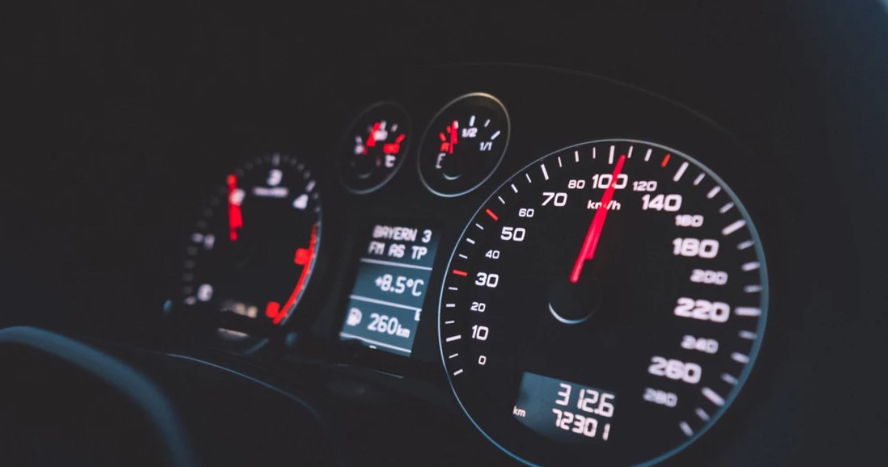 W tych samochodach najczęściej "kręcą" przebieg. 16 najpopularniejszych modeli