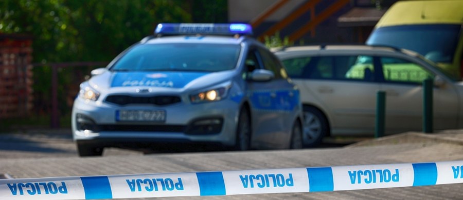 W Lidzbarku koło Działdowa w Warmińsko-Mazurskiem doszło do tragedii. W piątek, po siłowym wejściu do jednego z mieszkań, policjanci odnaleźli ciało mężczyzny oraz ciało kobiety z ranami głowy. Prawdopodobnie doszło tam do zabójstwa i samobójstwa.