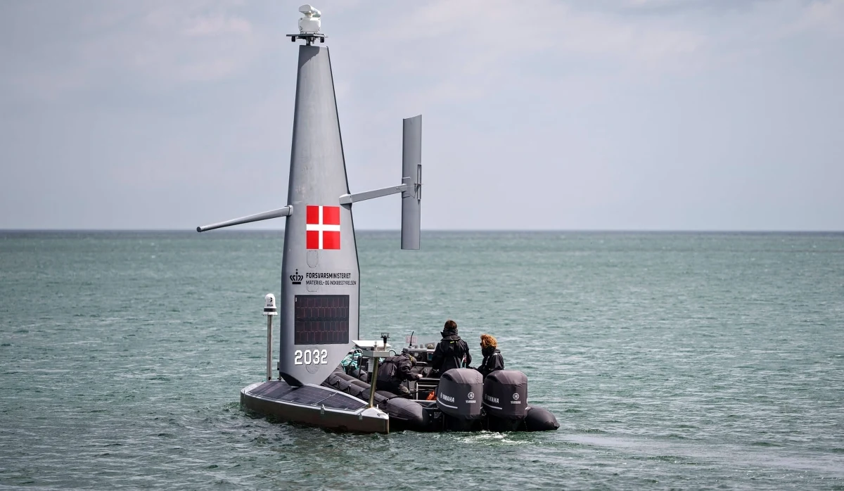 Duńczycy chcą mieć oko na to, co dzieje się na Bałtyku. W tym celu zwodowali niedawno bezzałogowe jednostki nadzorujące ich wody. Dania pozyskała je od firmy ze Stanów Zjednoczonych, co niekoniecznie spodobało się wszystkim obywatelom państwa. Wciąż żywy jest bowiem spór o Grenlandię sprokurowany przez prezydenta Trumpa.