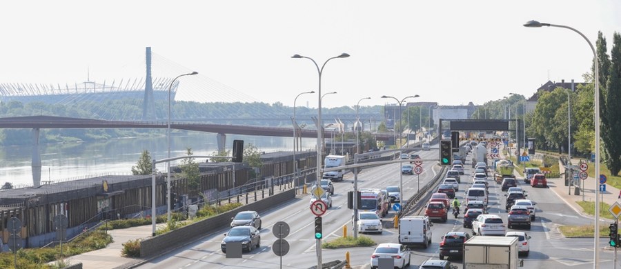 Utrudnienia na warszawskiej Wisłostradzie. W sobotę w Multimedialnym Parku Fontann odbędą się Wianki nad Wisłą. Podczas imprezy kierowcy nie przejadą Wisłostradą pomiędzy ulicą Krasińskiego a mostem Śląsko-Dąbrowskim. Tramwaje i autobusy pojadą objazdami – poinformował Zarząd Transportu Miejskiego.