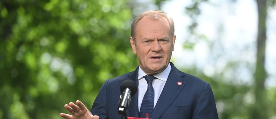 "Histeryczna" - takim epitetem premier Donald Tusk określił w piątek reakcję prezydenta Andrzeja Dudy na protesty wyborcze. "Statystyka mówi wyraźnie, że coś tam nie gra (...). Wybory nie będą ważne z punktu widzenia obywateli, jeśli nie wyjaśnimy wszystkich protestów" - powiedział szef rządu, zaznaczając, że celem nie jest podważenie wyniku wyborów.