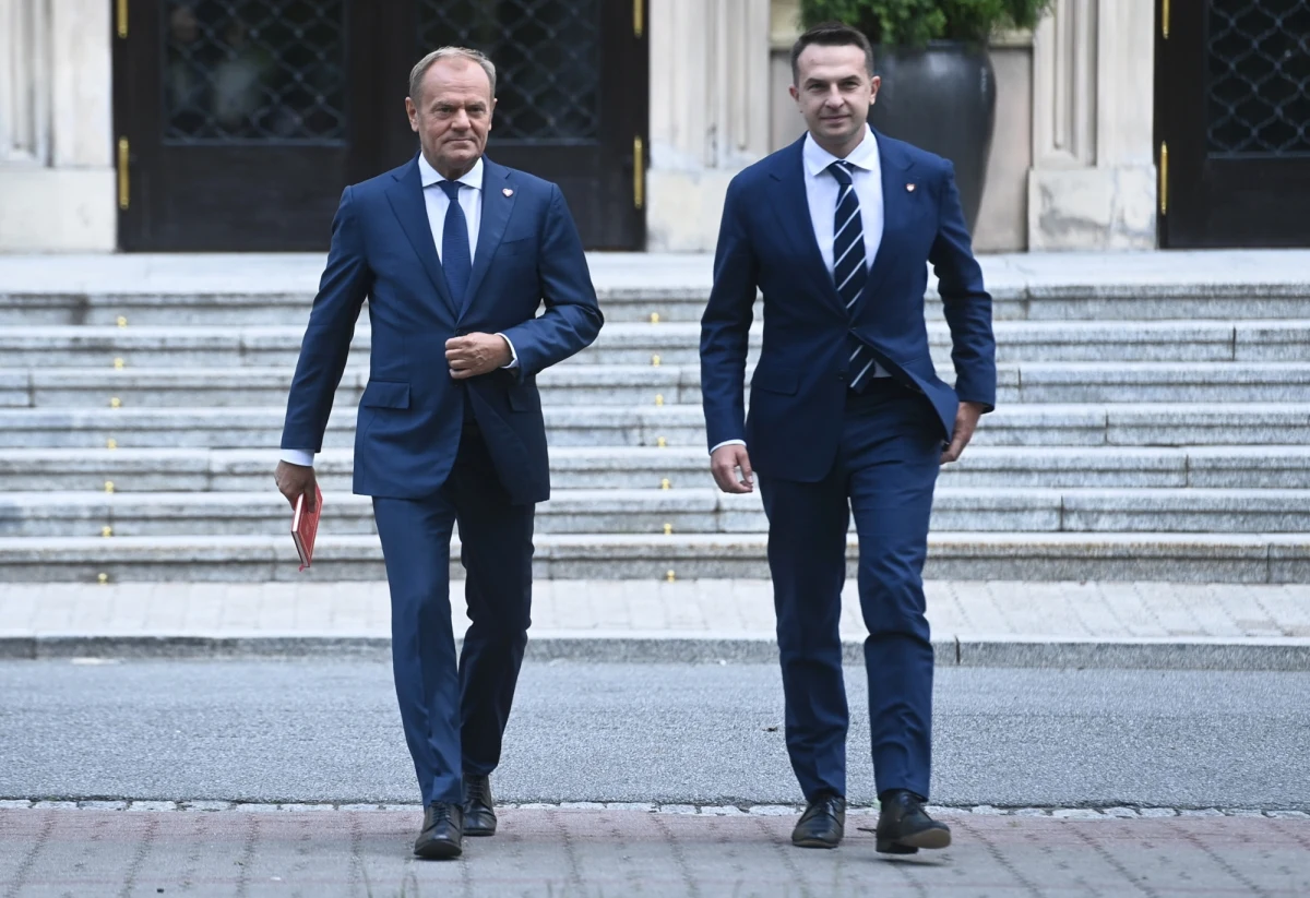 Adam Szłapka, minister do spraw Unii Europejskiej, zostanie rzecznikiem prasowym rządu - powiedział w piątkowe południe premier Donald Tusk. "Jestem dostępny dla państwa 24 godziny na dobę" - zapewnił Szłapka.