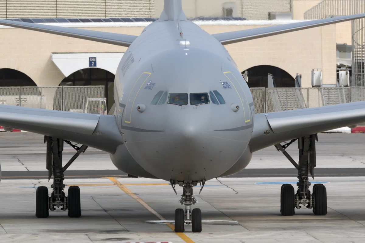 Propalestyńscy aktywiści z grupy Palestine Action potwierdzili, że wtargnęli na teren bazy RAF Brize Norton w brytyjskim Oxfordshire i uszkodzili dwa samoloty wojskowe - przekazała w piątek agencja Reutera. Atak potępiło brytyjskie ministerstwo obrony, a źródło portalu The Guardian z resortu podało, że był on oparty na fałszywych przesłankach.