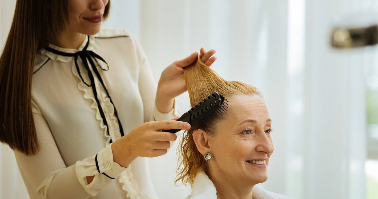 To najgorsze fryzury dla pań po 60-tce. Postarzają i są niemodne