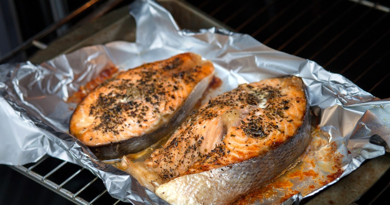 Piecz rybę w ten sposób, a na pewno nie wyjdzie sucha. Zachwycisz się smakiem