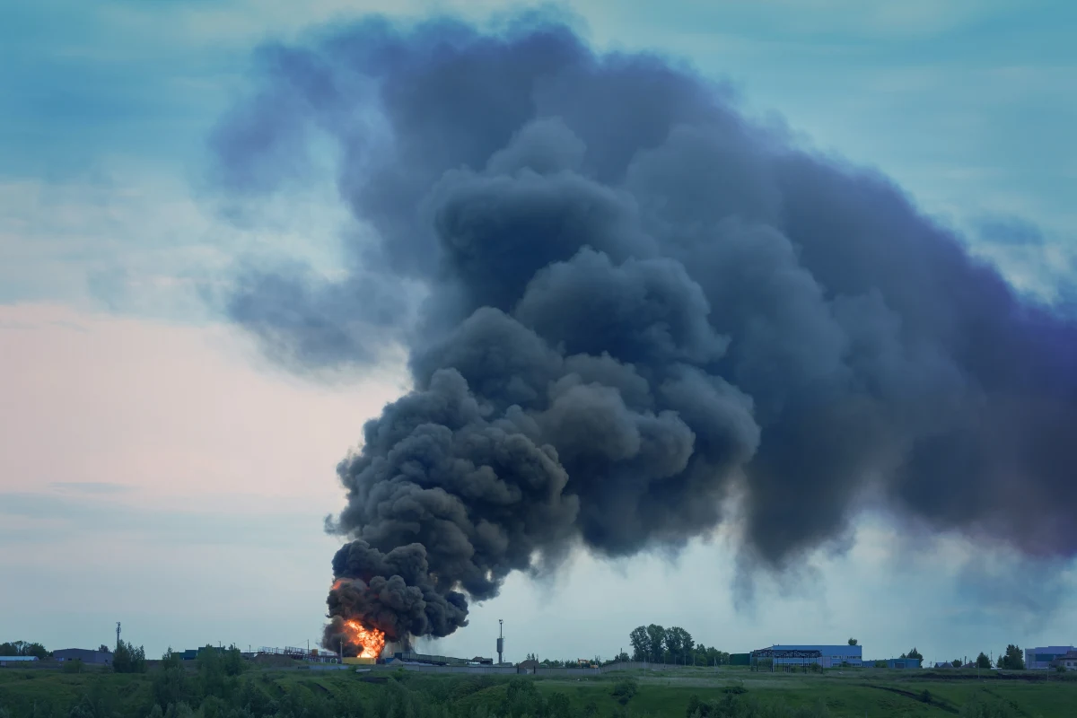 Pożar na składowisku opon i tworzyw sztucznych na ulicy Piaskowej w Mławie na Mazowszu. Z ogniem walczyło 50 strażaków, a nad miastem unosiły się kłęby czarnego dymu. Przed godz. 15 ogień udało się opanować - relacjonował Michał Dobrołowicz, reporter RMF FM.