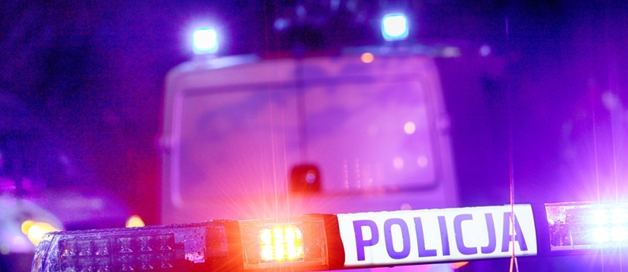 Sąd w Katowicach zdecydował o przedłużeniu aresztu Sebastianowi M. – podejrzanemu o spowodowanie w 2023 r. wypadku na autostradzie A1, w którym zginęła trzyosobowa rodzina. Mężczyzna pozostanie w areszcie co najmniej do 24 sierpnia.