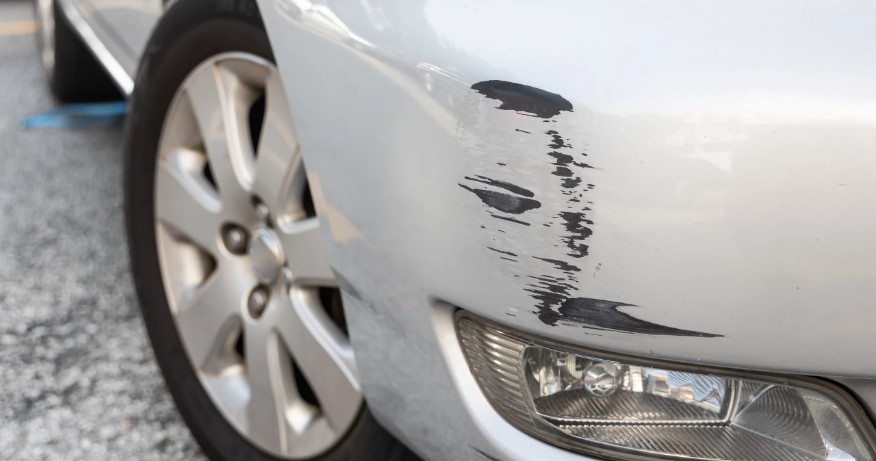 Ktoś zarysował mi auto na parkingu. Czy AC pokryje koszty naprawy?