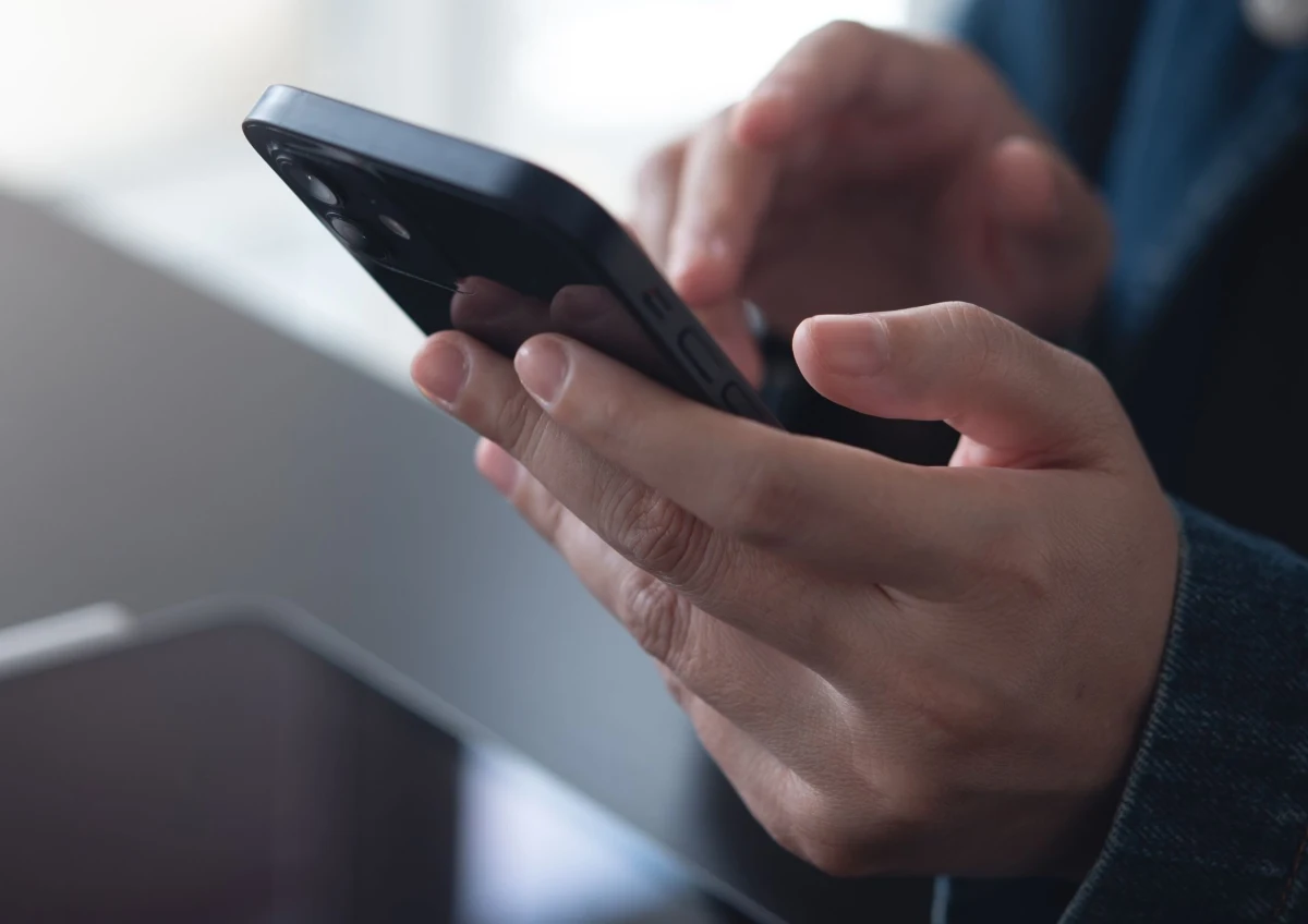 Doszło do największego w historii wycieku danych. Cyberprzestępcy mogą mieć w rękach nawet 16 mld rekordów - w tym dane logowania i hasła na konta Google, Apple, Facebook, Microsoft, a nawet platformy rządowe. Eksperci apelują, by w miarę możliwości zmienić hasła i włączyć dwuskładnikowe uwierzytelnianie podczas logowania.