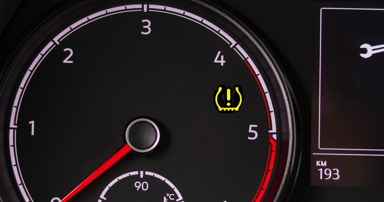 Kontrolka ciśnienia nie gaśnie. Można ją skasować na kilka sposobów