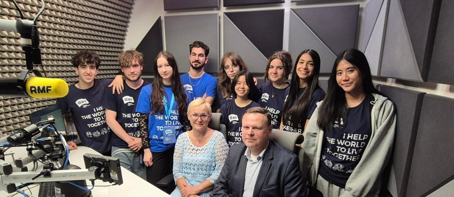 Elena z Serbii, Dario i Martin z Hiszpanii, Wiktoria z Urugwaju, Gaja z Włoch, Raisha z Indonezji oraz Fuka z Japonii - wszyscy są nastolatkami, którzy przyjechali do Polski na kilka miesięcy, aby poznać język i kulturę naszego kraju. Mieszkali u polskich rodzin w różnych zakątkach kraju, uczęszczali do lokalnych szkół i właśnie kończą swój pobyt wizytą w Krakowie.