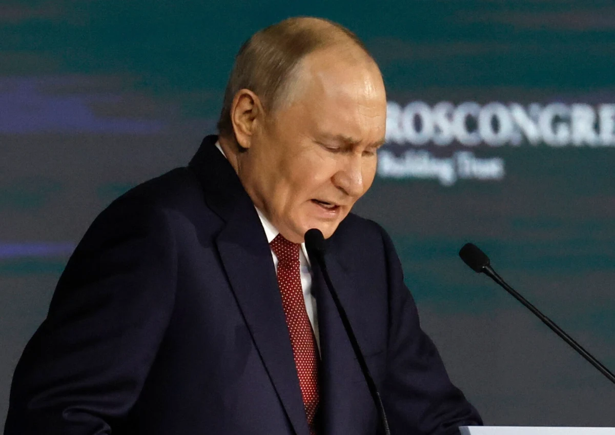 ​Władimir Putin zszokował opinię publiczną swoimi wypowiedziami podczas Międzynarodowego Forum Ekonomicznego w Petersburgu. Prezydent Rosji oświadczył, że Rosjanie i Ukraińcy to "ten sam lud", a "cała Ukraina należy do Rosji". Zapowiedział też możliwość przejęcia kontroli nad miastem Sumy i nie wykluczył dalszej eskalacji konfliktu. "Tam, gdzie stanie stopa rosyjskiego żołnierza, to jest nasze" - mówił w odpowiedzi na pytanie o cele rosyjskiej inwazji na Ukrainę.