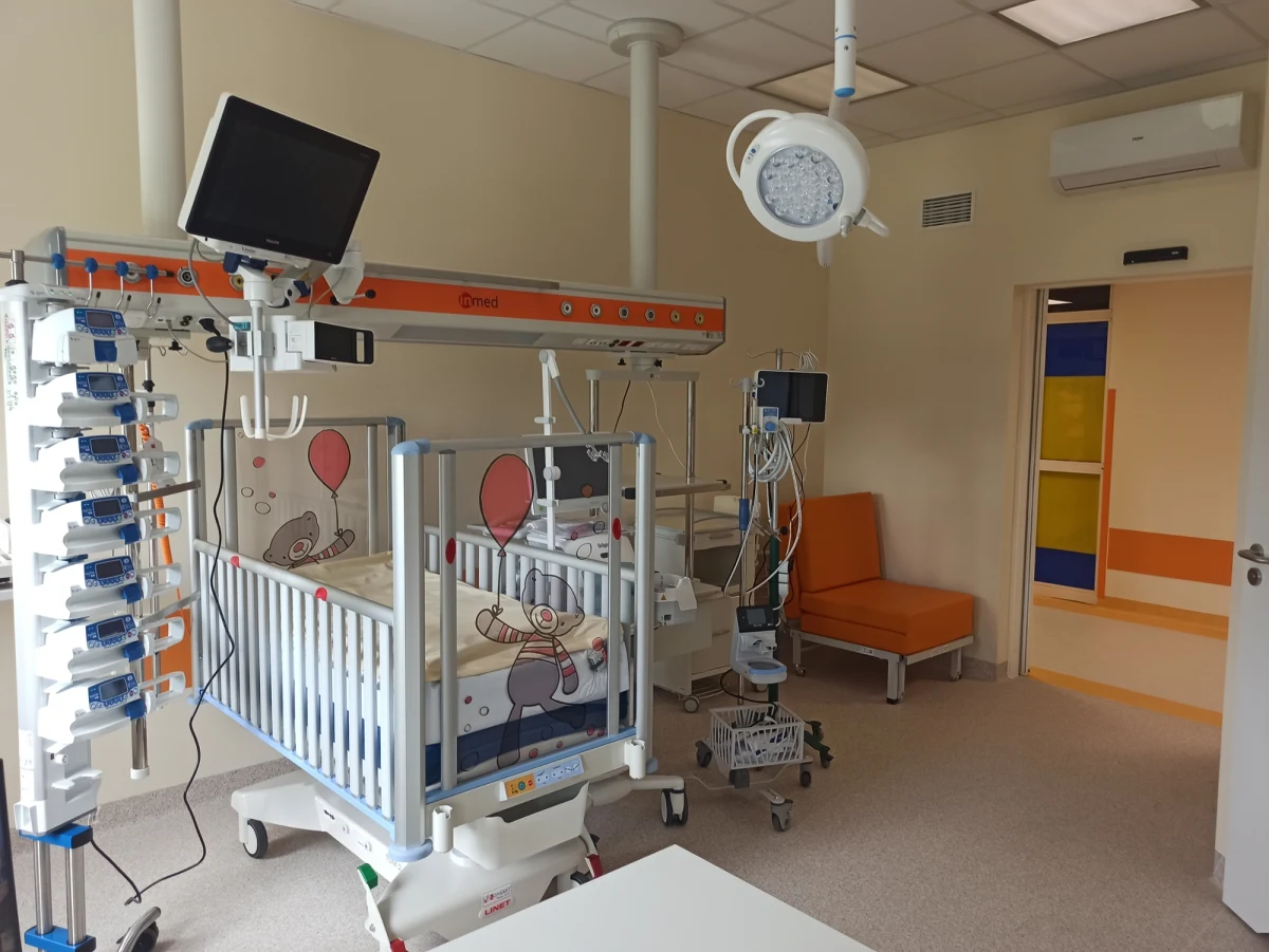 Dzieci z ciężkimi wadami serca nie muszą już wyjeżdżać na zabiegi za granicę. Górnośląskie Centrum Zdrowia Dziecka w Katowicach dzięki współpracy z amerykańskimi specjalistami wdraża program leczenia małych pacjentów, którzy wymagają rekonstrukcji tętnic płucnych i takich, u których łożysko płucne w ogóle się nie wykształciło. Oddział kardiochirurgii został wyremontowany - opiekunowie mogą przez całą dobę przebywać z dzieckiem w salach intensywnej terapii.