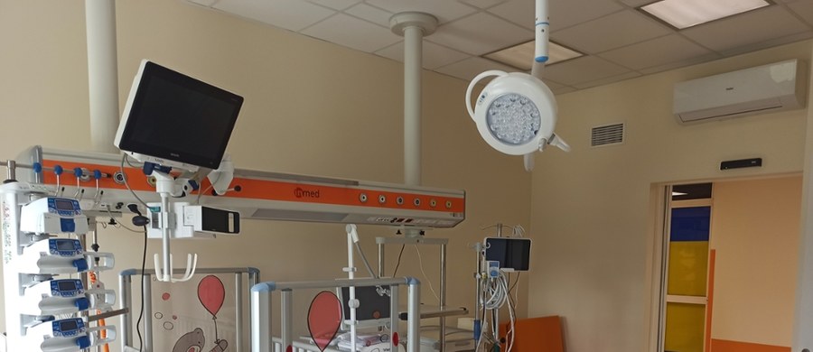 Dzieci z ciężkimi wadami serca nie muszą już wyjeżdżać na zabiegi za granicę. Górnośląskie Centrum Zdrowia Dziecka w Katowicach dzięki współpracy z amerykańskimi specjalistami wdraża program leczenia małych pacjentów, którzy wymagają rekonstrukcji tętnic płucnych i takich, u których łożysko płucne w ogóle się nie wykształciło. Oddział kardiochirurgii został wyremontowany - opiekunowie mogą przez całą dobę przebywać z dzieckiem w salach intensywnej terapii.
