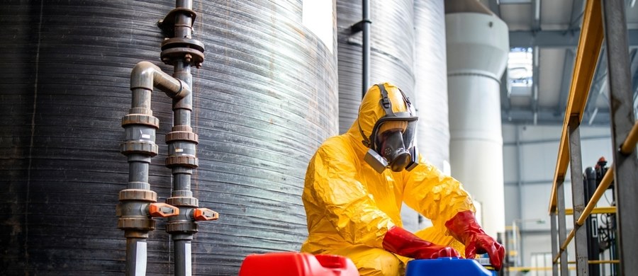 W Bieruniu (woj. śląskie) doszło do wycieku kwasu azotowego na terenie jednego z zakładów. Na miejscu pracują służby, w tym grupa ratownictwa chemicznego.