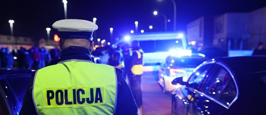 40-latek, który potrącił w Warszawie policjanta i próbował staranować dwa radiowozy, usłyszy prokuratorskie zarzuty. W piątkowy wieczór na ulicach stolicy policjanci ścigali mężczyznę, który spowodował kolizję i uciekł.